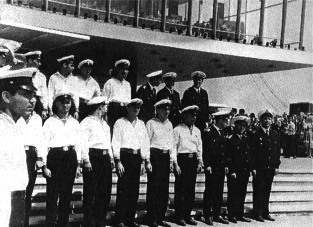 Преподаватели и курсанты ЛВИМУ имени адмирала С.О. Макарова у павильона СССР на выставке «Экспо-67» в Монреале