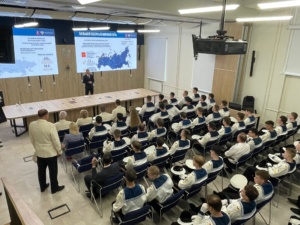 2. Фотография в зале с курсантами