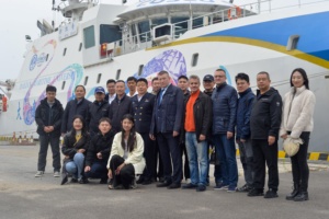 7_Общее фото на фоне учебного судна Даляньского морского университета_small